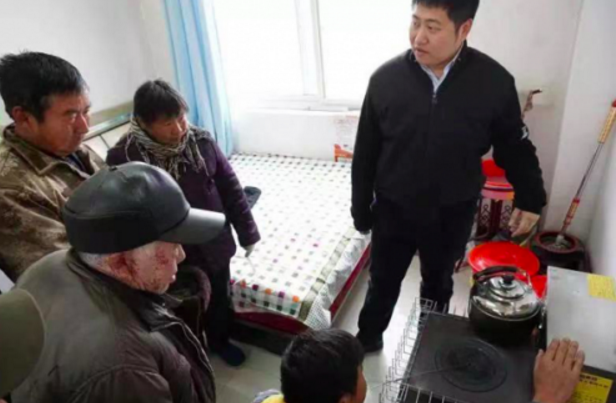 周宇光老師現(xiàn)場指導(dǎo)爐具使用事項