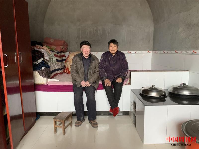 郝大爺老兩口坐在自家炕上