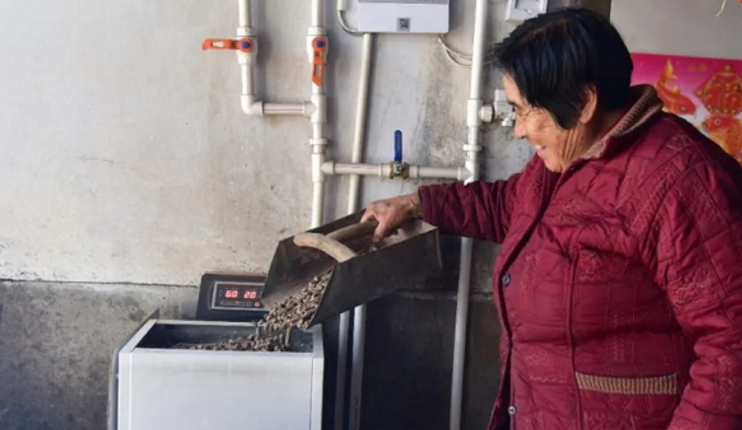 魏秀蘭家采用清潔取暖的爐火正旺