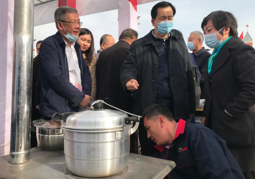 農業農村部農業生態與資源保護總站領導觀看清潔爐具產品