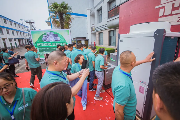 經(jīng)銷商現(xiàn)場參觀新產(chǎn)品