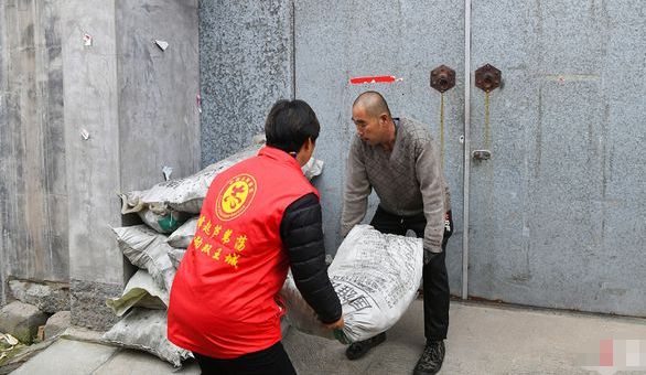 停穩后把一袋袋優質燃煤裝到馬廣智的車子上