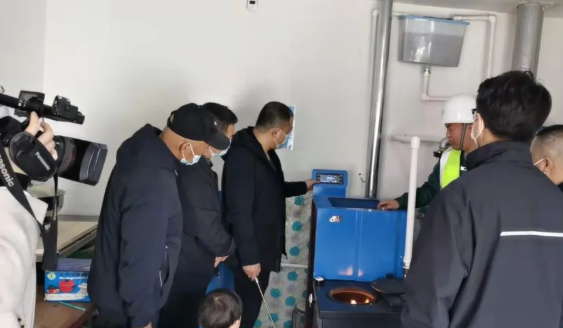 各職能局領(lǐng)導(dǎo)視察青銅峽鎮(zhèn)老萬集團(tuán)爐具取暖情況