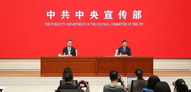 我們大力實施了北方地區冬季的清潔取暖，2700多萬戶農村居民告別了過去煙熏火燎的冬季取暖方式