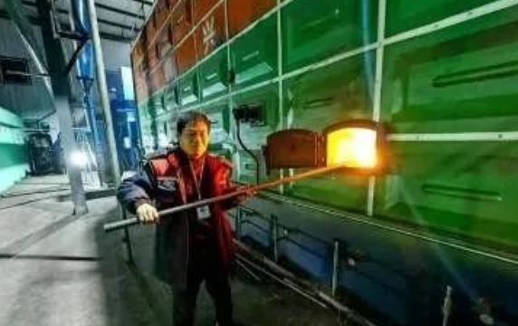 一個個圓滾滾、胖乎乎的秸稈大包正代替傳統燃煤被送入到生物質鍋爐內