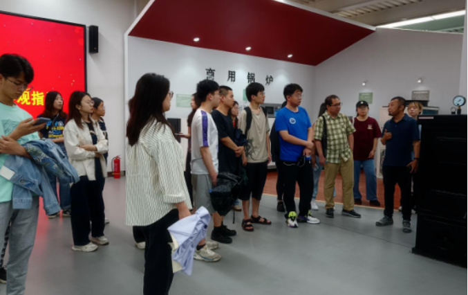 北科大師生一行在人資部經理鮑善濟和支部書記邢志勝陪同下興致勃勃地步入老萬博物館