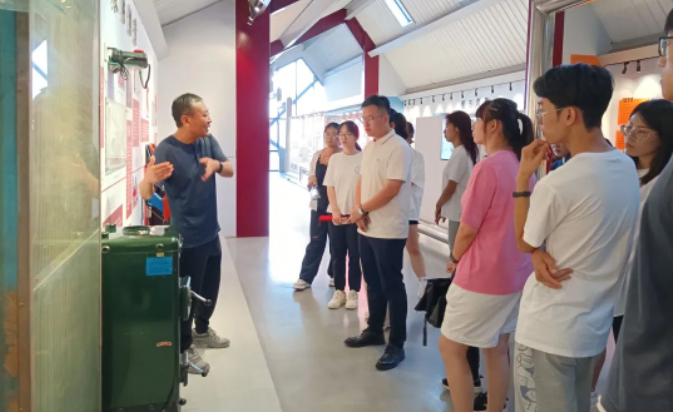 北京化工大學(xué)師生走進老萬集團2