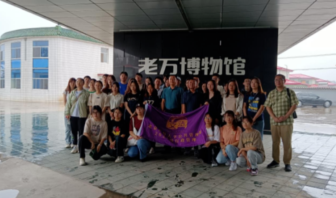 北科大師生一行在人資部經理鮑善濟和支部書記邢志勝陪同下興致勃勃地步入老萬博物館2