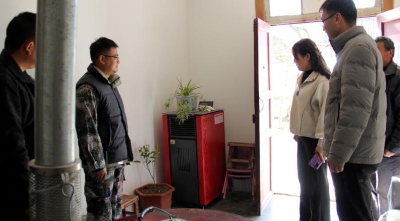 63歲的楊進宏老人家里安裝了智能化生物質顆粒取暖熱風爐