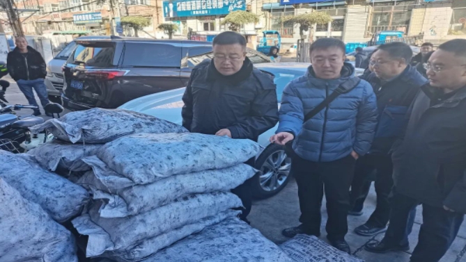 向村民普及清潔煤的重要性和使用方法