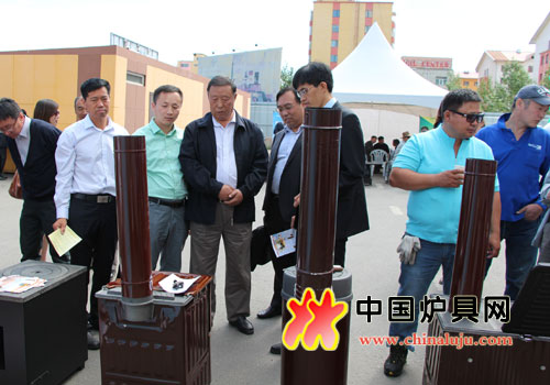 中國爐具企業(yè)代表團(tuán)參觀蒙古爐具展示會(huì)現(xiàn)場(chǎng)