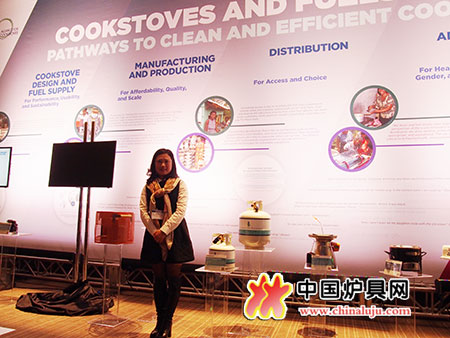 迅達科技集團進出口有限公司總經理文豐在產品展示現場