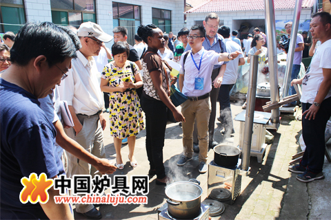 專家參觀清潔爐具演示現場