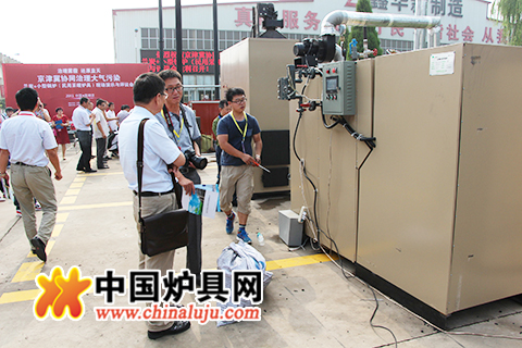 與會領導、專家參觀蘭炭專用小型鍋爐演示
