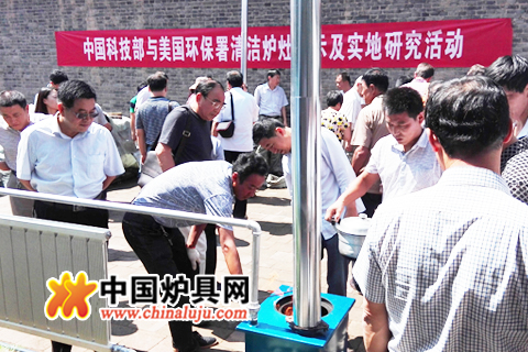 專家參觀清潔爐具演示現場