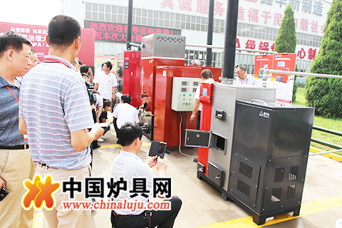 與會領導、專家參觀蘭炭專用小型鍋爐演示