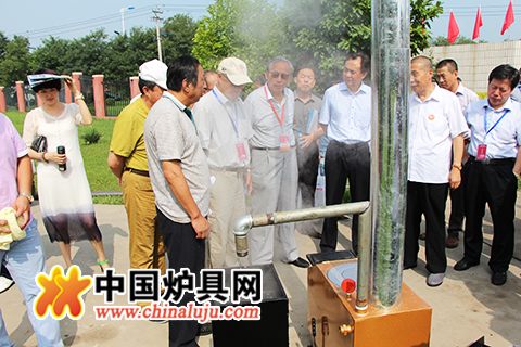與會領導、專家參觀蘭炭專用采暖爐演示