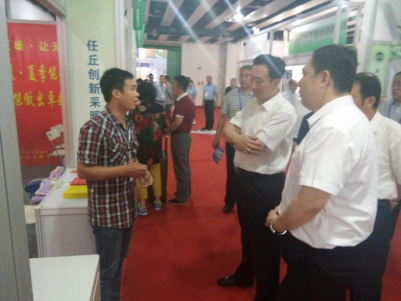滄州市常務副市長陳平現場參觀創(chuàng)新公司展位