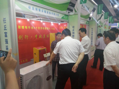 滄州市常務副市長陳平現場參觀創(chuàng)新公司展位