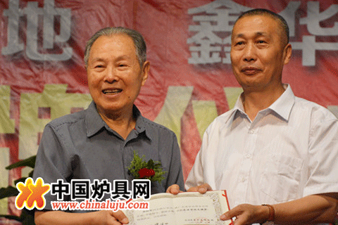 崔毅中將給賈樹軍頒發嘉獎令